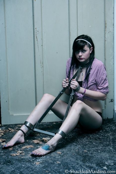 daddysfucktoys:

Lottie by Shackled Maidens (pics)
slave girl