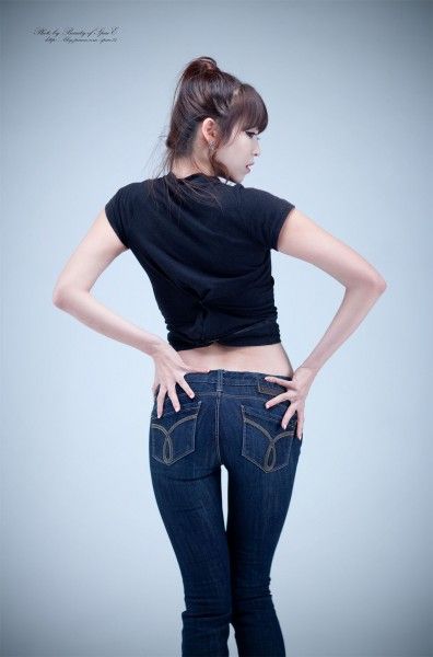 Lee Eun Hye in Black Top and Jeans