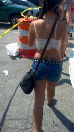 Indy 500 ass creepshots from @DurtyTimmy make me wonder who has hotter fans&#8230; NASCAR or Indy?