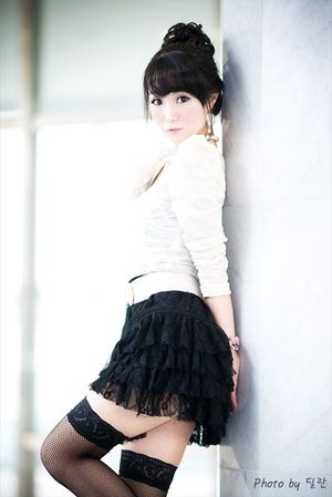 Im Soo Yeon â€“ lace skirt & net stockings