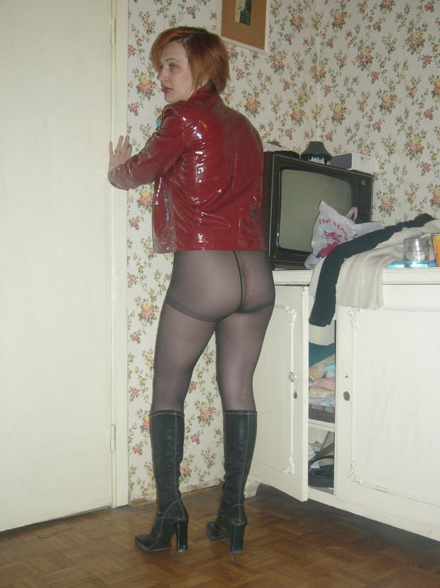 Une femme collantissime