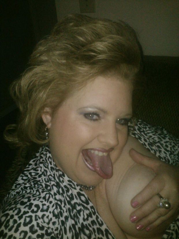Incredible rookie wife pic with a lovely jugs