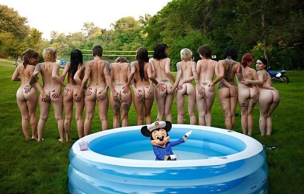 Fabulous butt in this incredible party pic