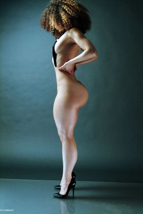 Fabulous dark-skinned blonde in this hot novice pussy picture