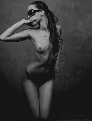 Sexy brunette teen in a amazing pic