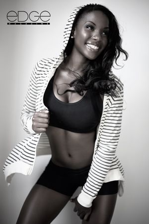 Lovely dark-skinned toned body in amazing novice pic