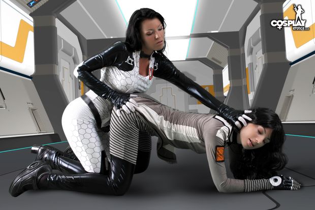 Miranda bends Shepherd over...  (lesbian Mass Effect cosplay)