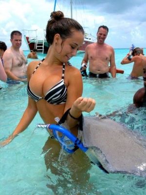 I wanna snorkel with this girl.