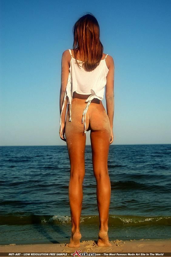 Superb brunette in a amazing pic