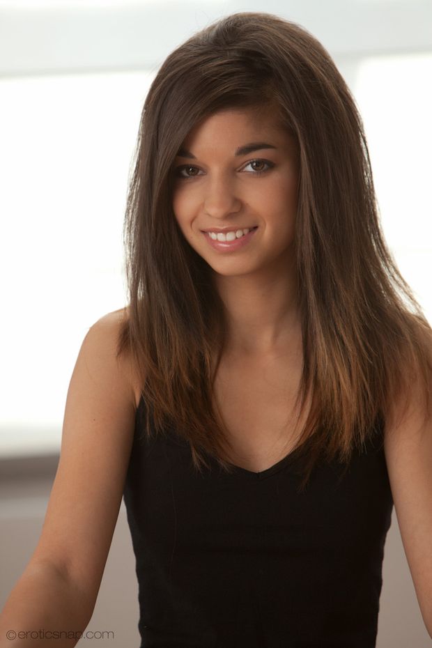 Awesome pic with superb brunette