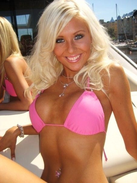 I LOVE A BLONDE IN PINK!!