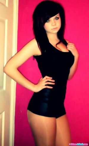 Beautiful brunette jugs in a amazing picture