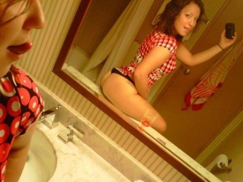 Sexy teenage girl taking infamous mirror pics of her hot bubble butt!