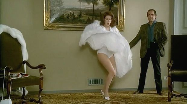 We&#8217;ve seen Edwige Fenech with her policewoman uniform and with an army uniform, then playing as a court judge and a teacher, a doctor
