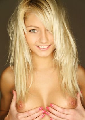 Stunning blonde in hot pic