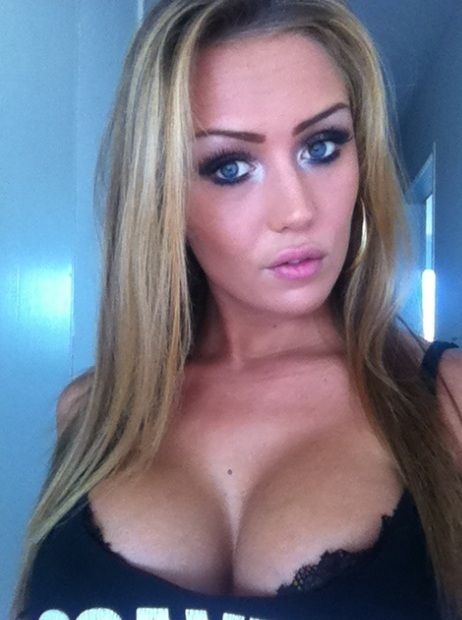 Sexy blonde in a incredible pic
