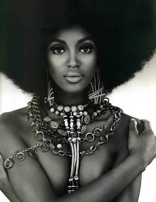 Naomi Campbell (apparently according to the source site. Doesn't look like her to me though).