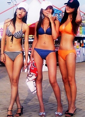 Sexy Koreans at the pool
