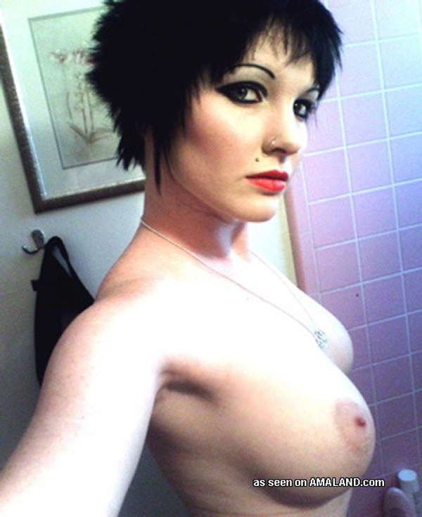 Fabulous emo hooters in this awesome pic