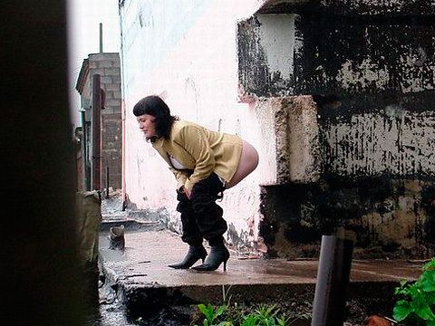 Quick desperate street pissing spycamed