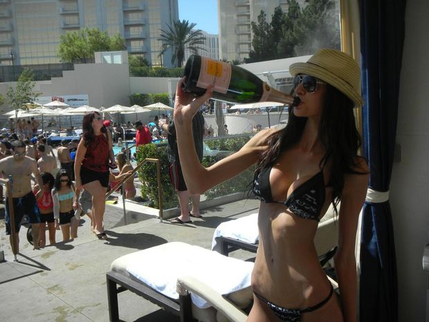 Fabulous brunette in this awesome picture