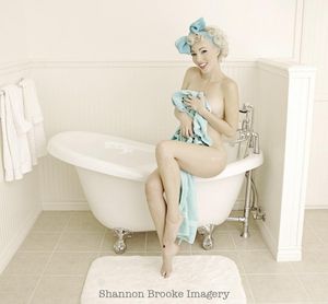 Beautiful blonde in amazing throwback pic