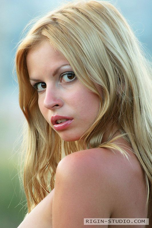 Beautiful blonde in a amazing pic