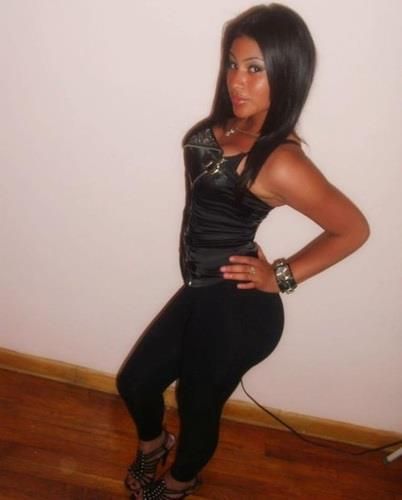 Hot dark-skinned butt in a hot picture