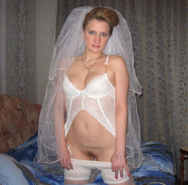Lovely cougar in a awesome pussy pic