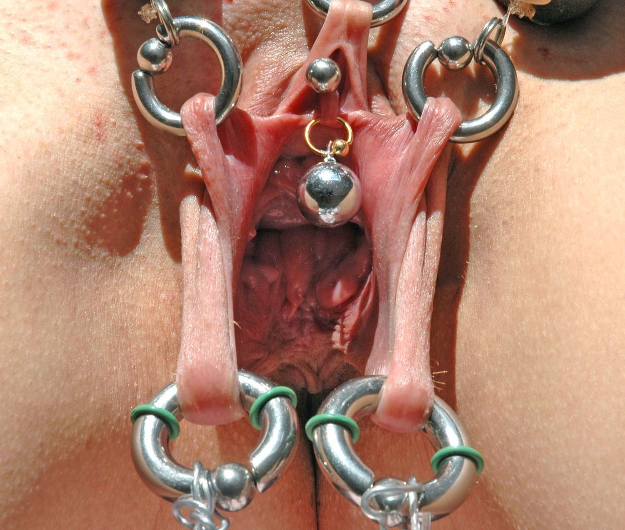 ..... große, gepiercte Schamlippen!