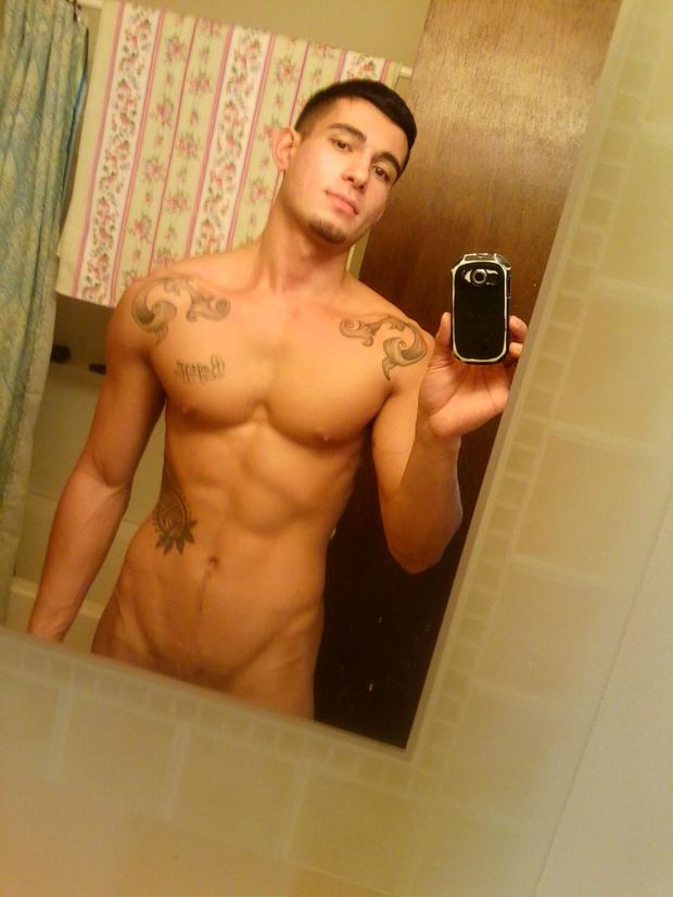 gay pornstar Ricky Roman (@RickyRomanXXX on twitter)