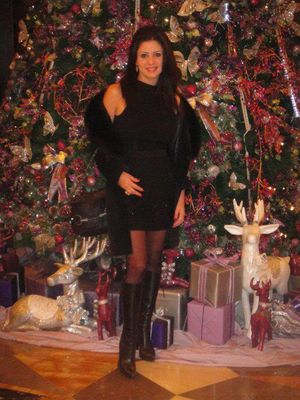 Gorgeous brunette mom in this amazing photo