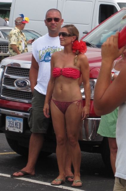 This was Anon’s first creep at a Jimmy Buffett concert. Pretty easy pickens. Look at her boyfriend, he sees somebody creeping. Hop
