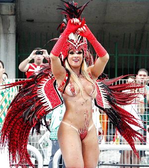 Beautiful latina blonde in a amazing photo