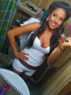 Sexy brunette teen in a amazing pic