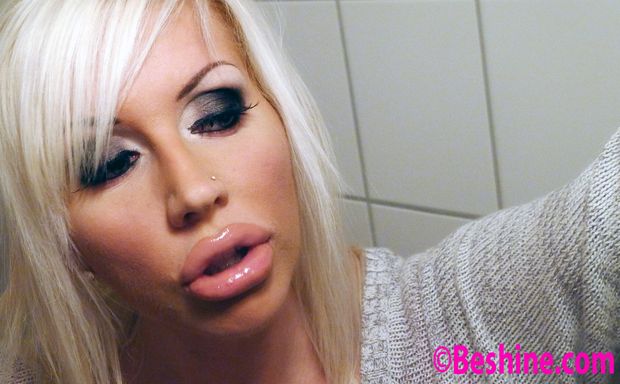 Amazing pic with stunning blonde