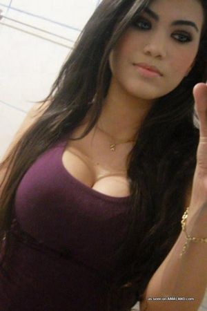 Gorgeous brunette big tits in this hot vagina selfshot pic