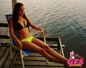 Hot amateur brunette in her cute bikini