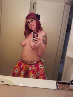 Self shot emo chick take a snap shot