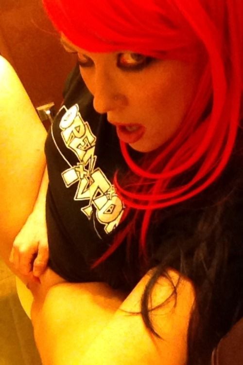 girlfriendasses:

I was so horny that I could not resist the...