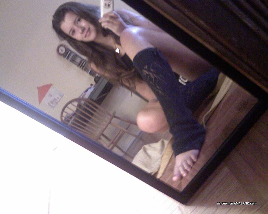 Gorgeous brunette in a awesome selfshot photo