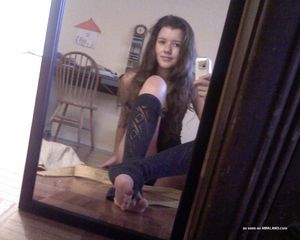 Sexy brunette in awesome selfshot picture