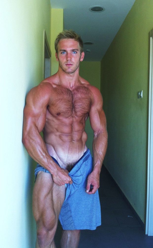 Amazing gay muscular body in this awesome picture