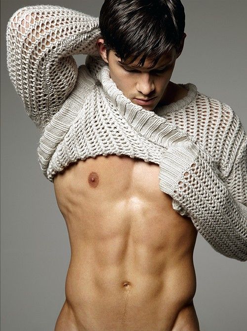Gorgeous gay toned body in a incredible pic