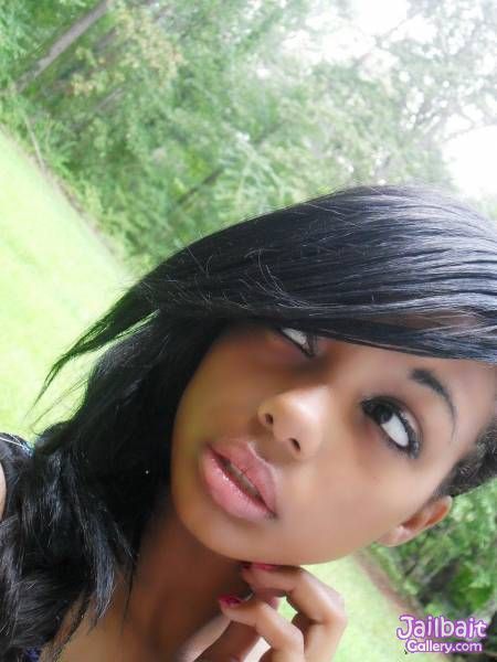 Amazing pic with a superb chocolate skinned