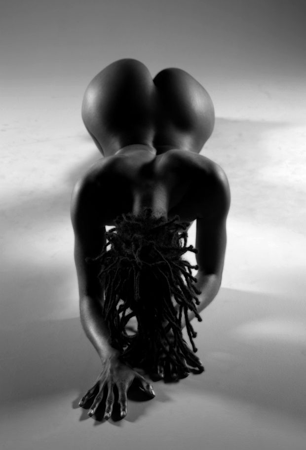 Stunning chocolate skinned booty in incredible picture