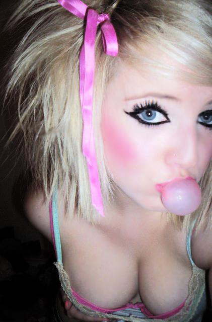 Beautiful emo in incredible pic