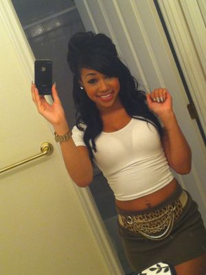 Stunning dark-skinned brunette in amazing beginners selfshot pic