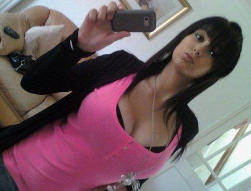 Fabulous emo jugs in this amazing rookie selfshot picture