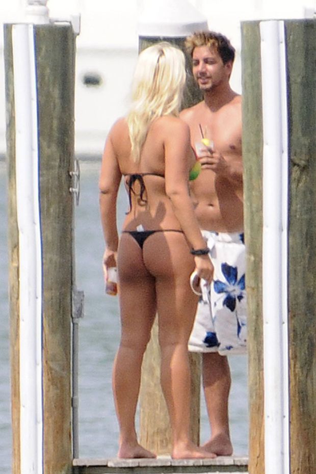 Awesome pic with a sexy butt